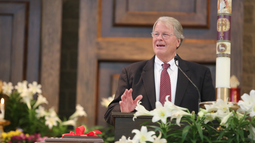  Keith Brown, a member of the Lewis Award Committee, presents the 2022 Award for Excellence in Teaching.